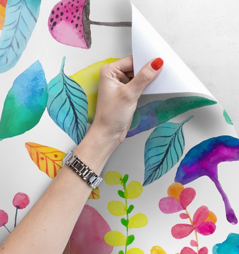 K&ouml;nnte beinhalten: Aquarell-Tapete mit einem sich wiederholenden Muster aus bunten Bl&auml;ttern und Blumen. Das Design ist verspielt und organisch, mit einem handgemalten Look.