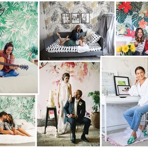 Puede incluir: Un collage de im&aacute;genes que presentan varios dise&ntilde;os de papel tapiz con patrones de hojas tropicales y flores. El papel tapiz se muestra en diferentes habitaciones y entornos, incluyendo un dormitorio, una sala de estar y una oficina en casa.