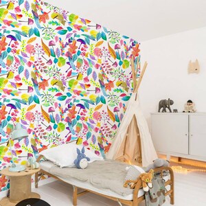 K&ouml;nnte beinhalten: Eine farbenfrohe Aquarell-Tapete mit einem sich wiederholenden Muster aus Bl&auml;ttern, Zweigen und Pilzen. Die Tapete ist in einem Kinderzimmer mit einem Tipi-Zelt, einem Holzbett und einem Beistelltisch mit einer Lampe angebracht.