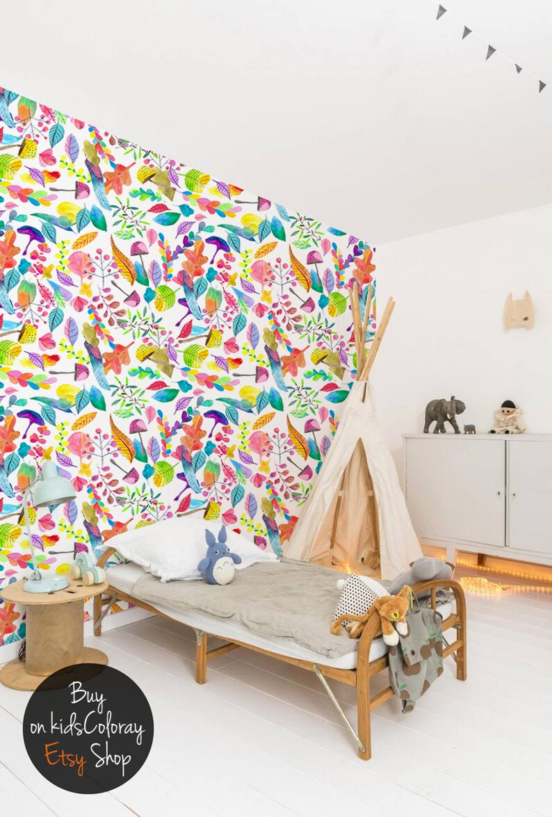 K&ouml;nnte beinhalten: Eine farbenfrohe Aquarell-Tapete mit einem sich wiederholenden Muster aus Bl&auml;ttern, Zweigen und Pilzen. Die Tapete ist in einem Kinderzimmer mit einem Tipi-Zelt, einem Holzbett und einem Beistelltisch mit einer Lampe angebracht.