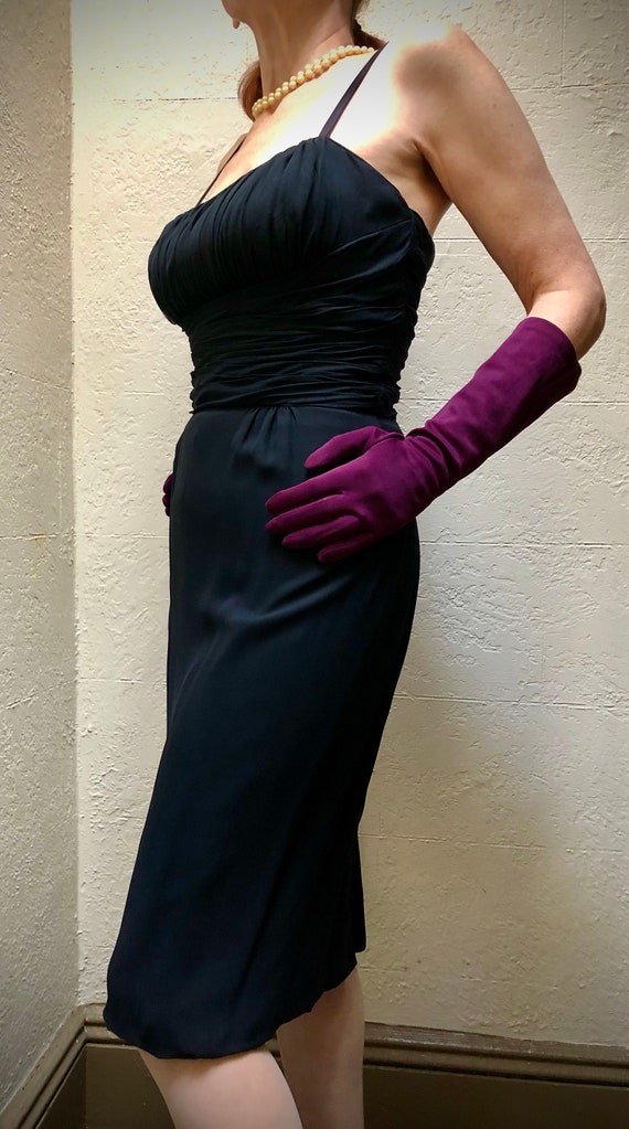 Low-cut Black Wiggle Dress - 1950s-1960s film star