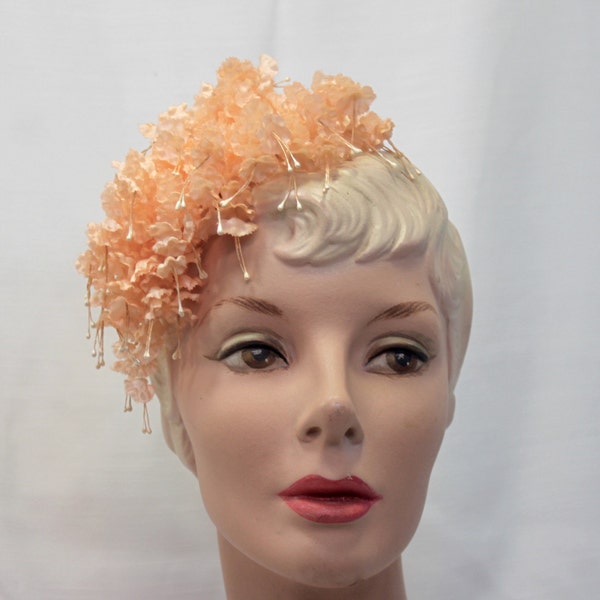 Parure florale corail,Garniture de tête,Mariage 80s,Muguets sur peigne,Fleurs pour cheveux,Fabrication coiffe modiste,Garniture Bouquetière,