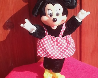 Pelúcia Minnie Mouse com vestido vermelho e branco de bolinhas, rosto, mãos e sapatos de plástico, feito pela Applause