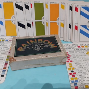 Jogo de pacote de arco-íris vintage jogando conjunto de caixa de cartão colorido.