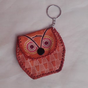 Monedero y llavero de cuero con forma de búho: un pequeño monedero de búho color canela hecho a mano con llavero.