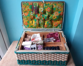 ハンドメイド小物セット Vinyl and Wood Sewing Box 1950s With Contents of Needles