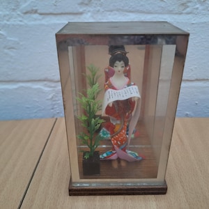 Vintage Japanese Boxed Diorama Mirror Geisha Doll Souvenir Collectors Toy Figure.