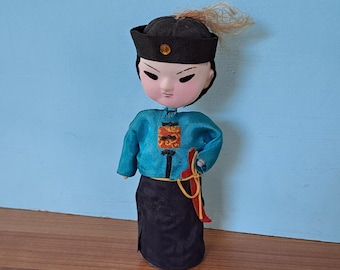 ヴィンテージ中国人形の伝統衣装の女の子、黒髪三つ編み、ピンク、青の
