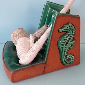 Art Deco Pfeifenständer, Keramik und Leder, grünes Seepferdchen Design - Seltenes Vintage Sammlerstück.