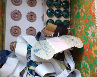 ハンドメイド小物セット Vinyl and Wood Sewing Box 1950s With Contents of Needles