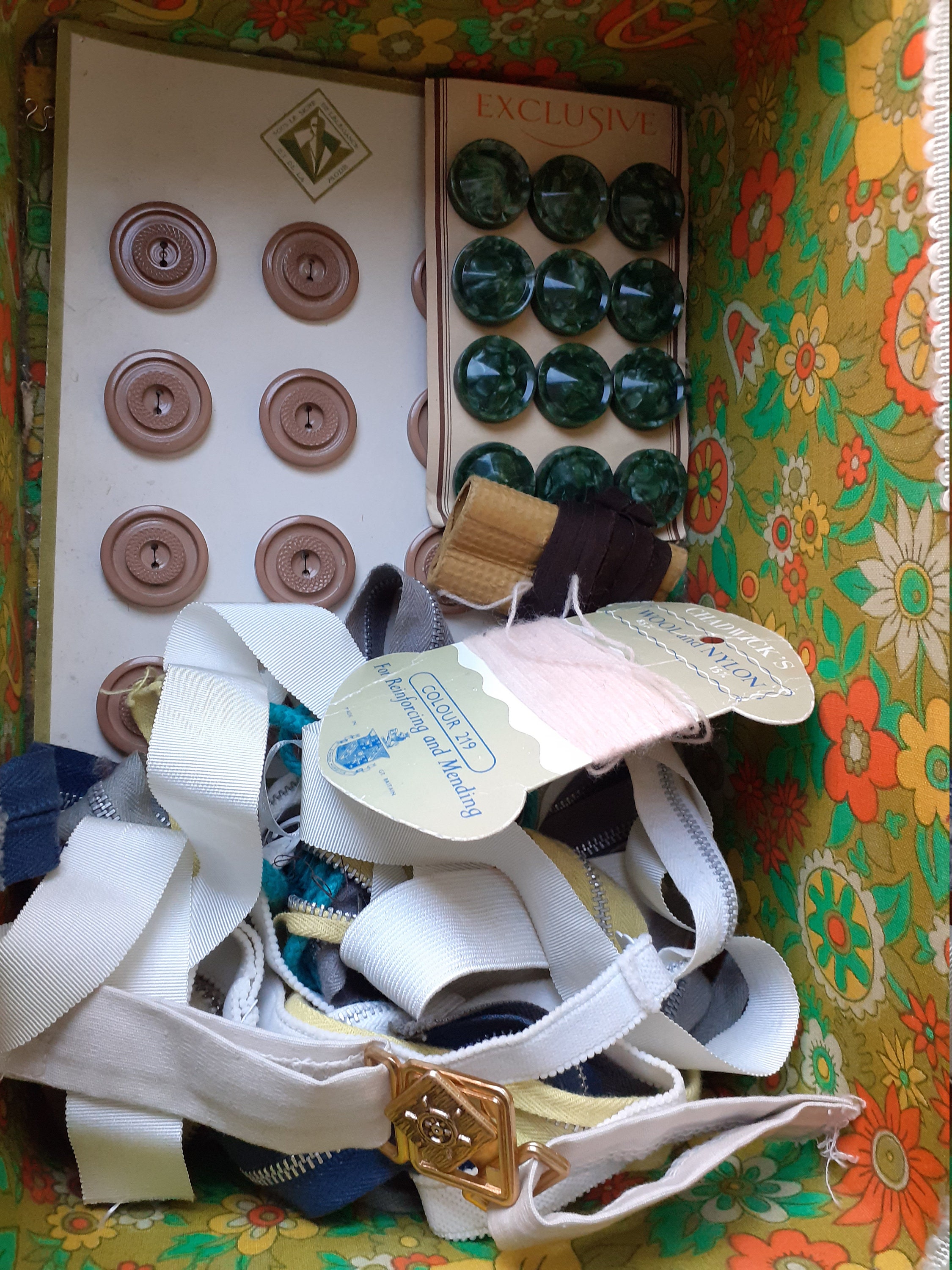 ハンドメイド小物セット Vinyl and Wood Sewing Box 1950s With Contents of Needles