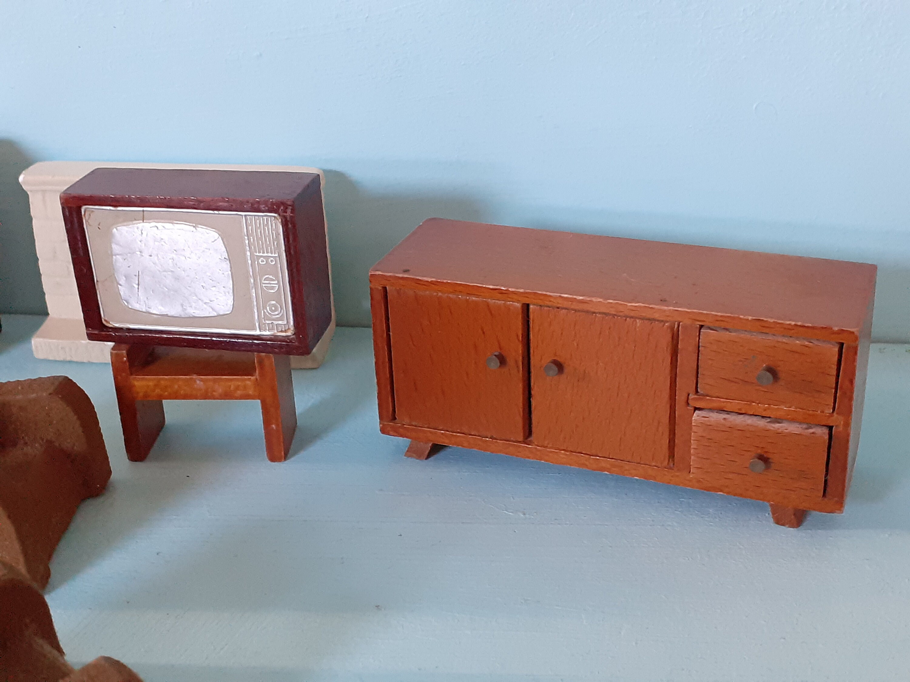 Salon Miniature Vintage 50's – Buffet, Table Et 2 Chaises En Bois – Échelle 1/2 – Occasion (usures Au Vernis)