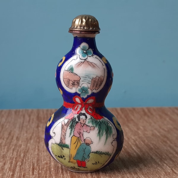 Oriental Snuff caja botella pintada a mano con pequeña cuchara tapón que representa padre e hijo - regalo vintage magnífico.