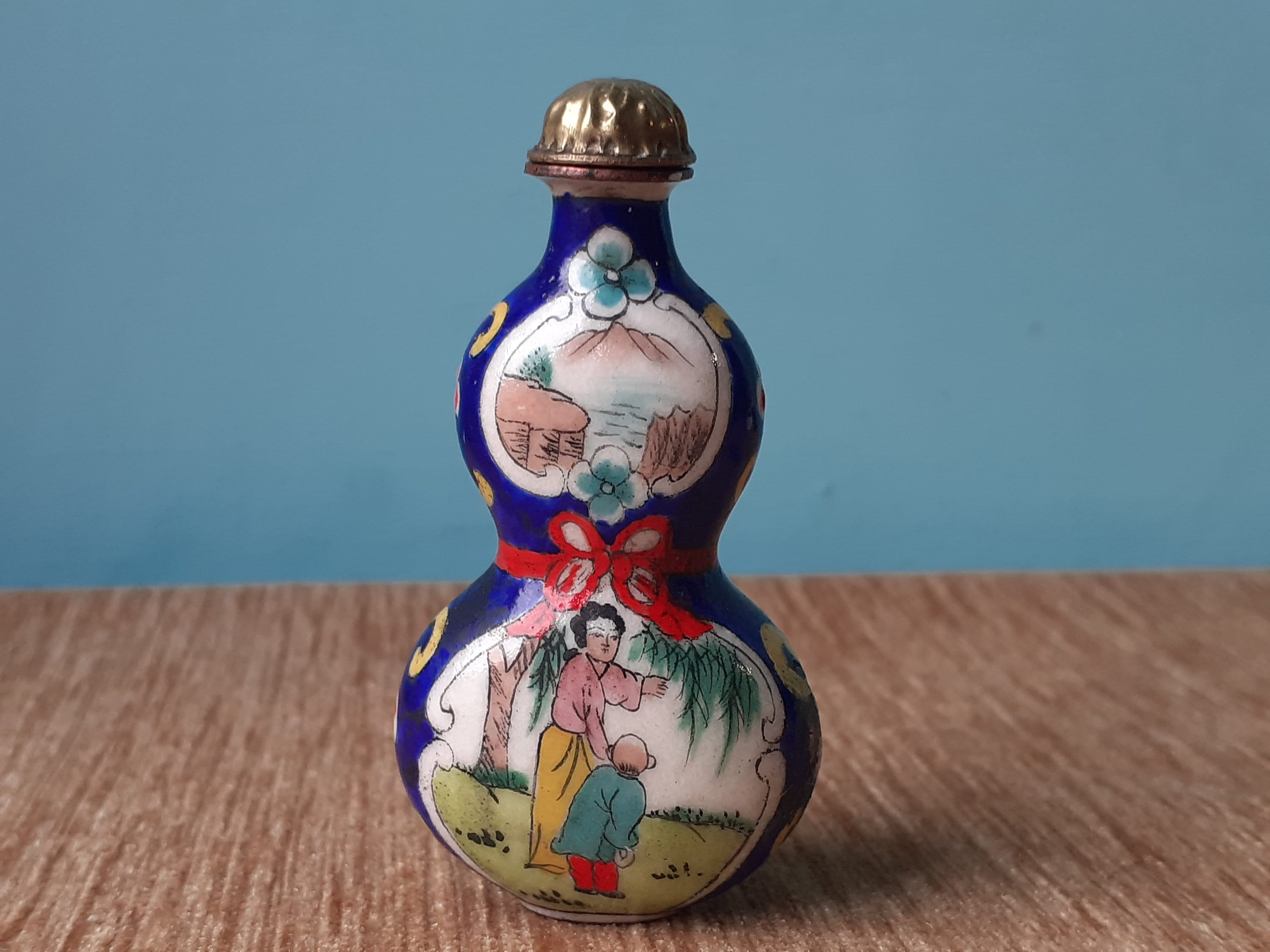 1920s Chinese Snuff Bottle, With Spoon, Cork and Silk Pouch