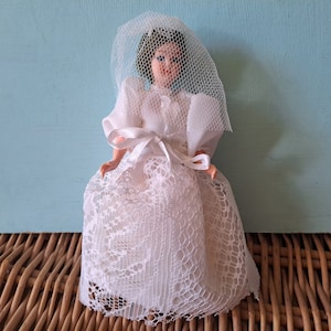 Muñeca Novia - Figura vintage con ojos de sueño, vestido de novia en capas y velo.