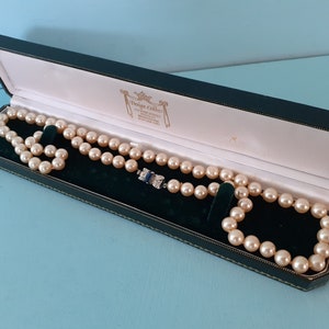 Design Centre Birmingham vintage Simulated Pearls String avec diamant et fermoir Blue Stone dans la boîte originale. Années 1950/60.