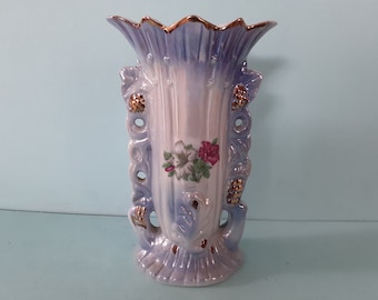 Vase orné bleu, blanc et or du milieu du siècle avec glaçure nacrée - Représentant des fleurs et des raisins - Chine marquée