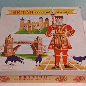 Tudor brittiska blandade kex i plåt med Towern, Beefeater och kråkor.