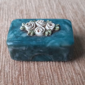 Keepsake / Pill Box / Gift Box / Snuff Box - Vintage Bakelite Plastic Green Roses on Lid