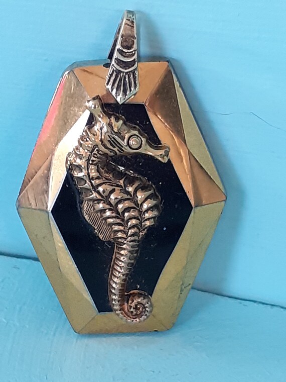 Broche Hippocampe En Nacre - Style Art Déco - Occasion En Bon État (Traces Légères)