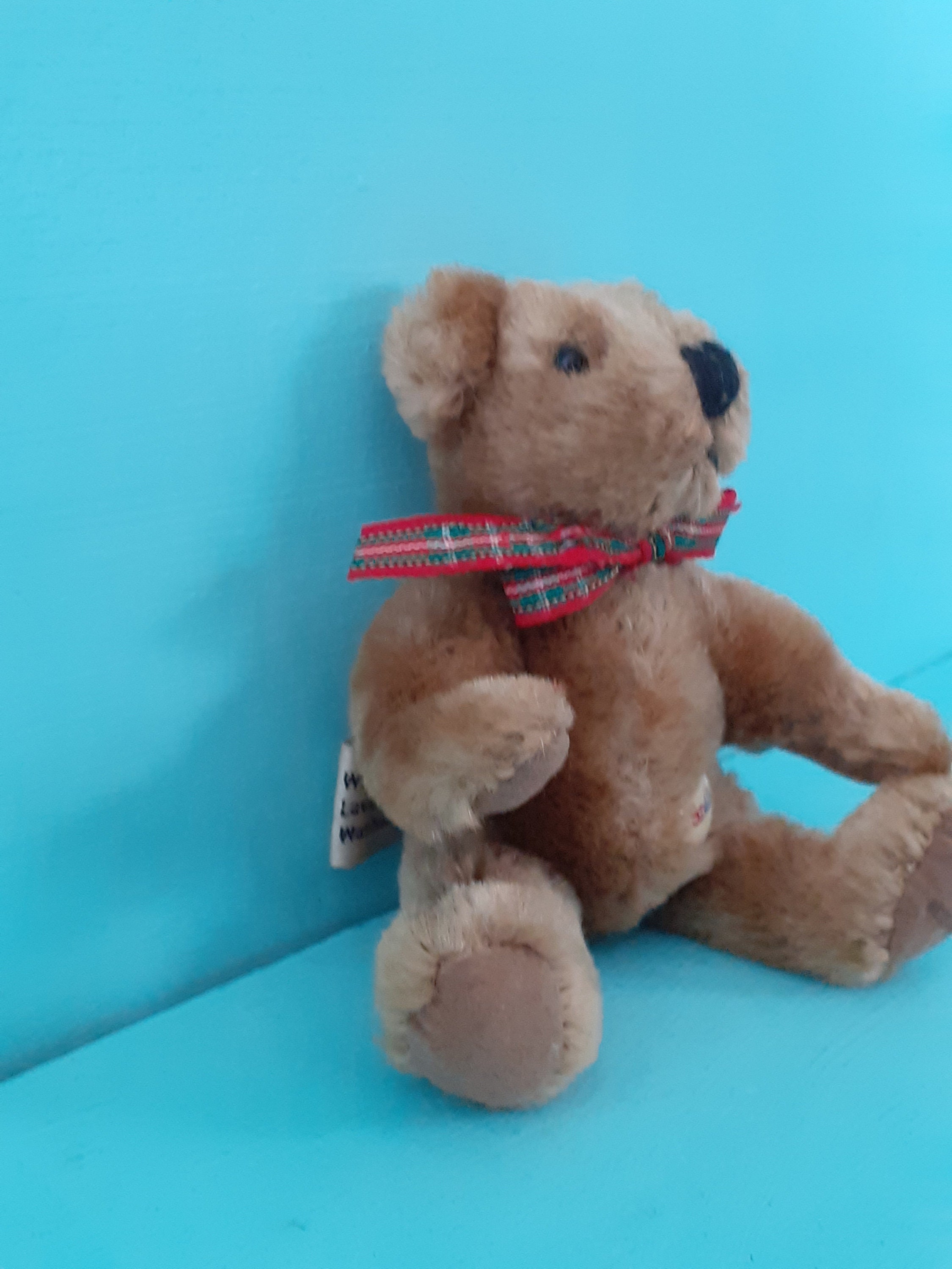 Peluche ours BUKOWSKI marron noeud blanc assis 12 cm (CEMO