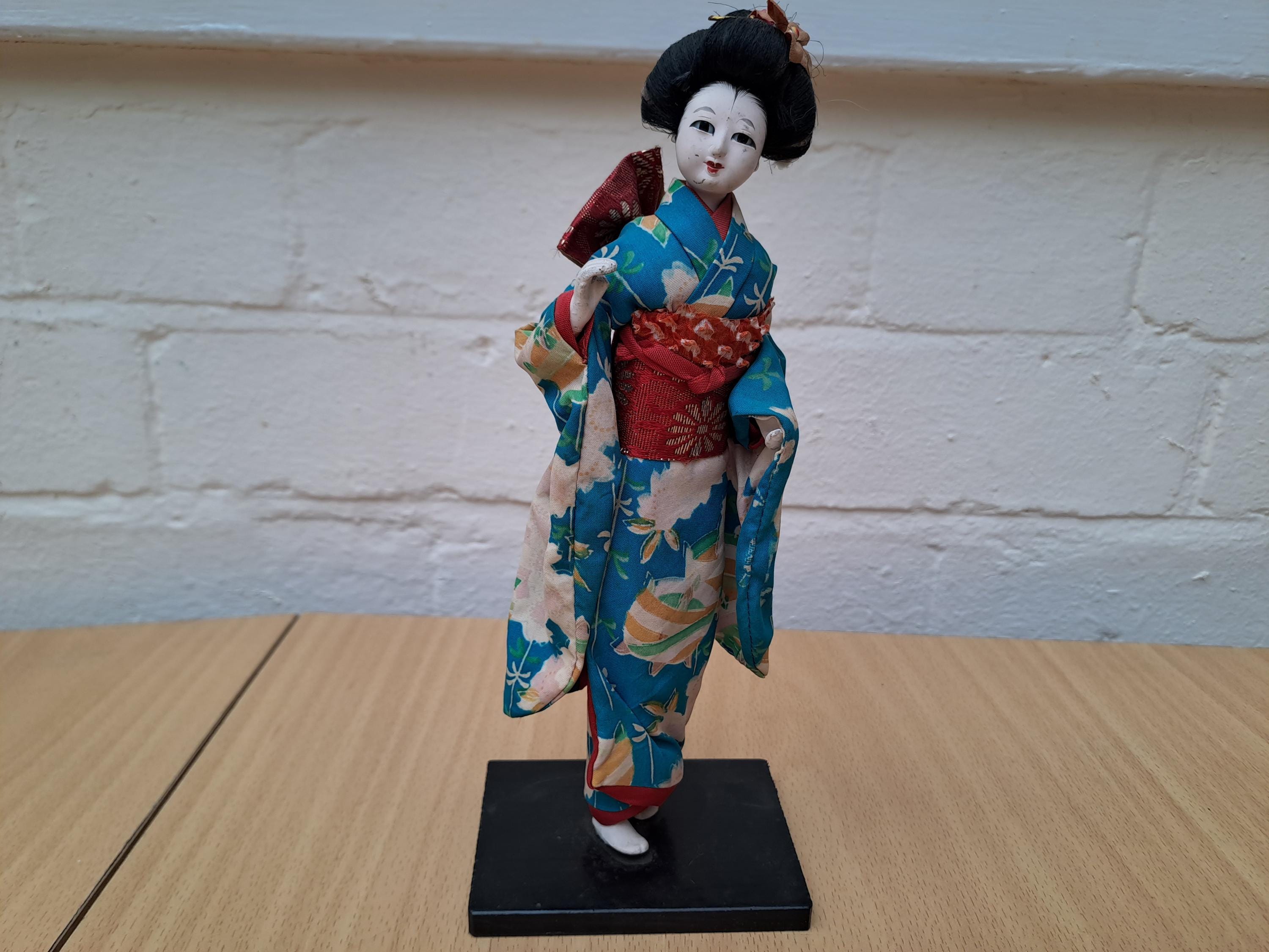 JAPON Poupée Geisha Vers 1980 Hauteur : 45 Cm Sur Socle  Petit Eclat Au Verre