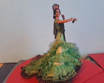 Splendida bambola spagnola Marin Chiclana Nacchere di flamenco Danzatrice in abito verde e nero - Kitsch souvenir da collezione.