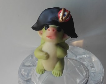Vintage „Napolean Bonapocket“ Die wunderliche Welt der Pocket Dragons 2004 im Ruhestand - Handgemacht von Real Musgrave – Sammelfigur Figur