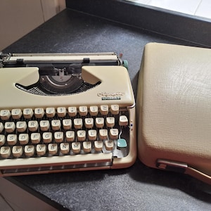 Olympia Splendid 66 Portable Typewriter Ivory / Cream Colour Hard Carry Case.