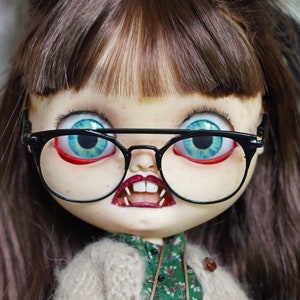 Vampire ghost Green Cinnamon. Creepy, horror ooak custom blythe doll.