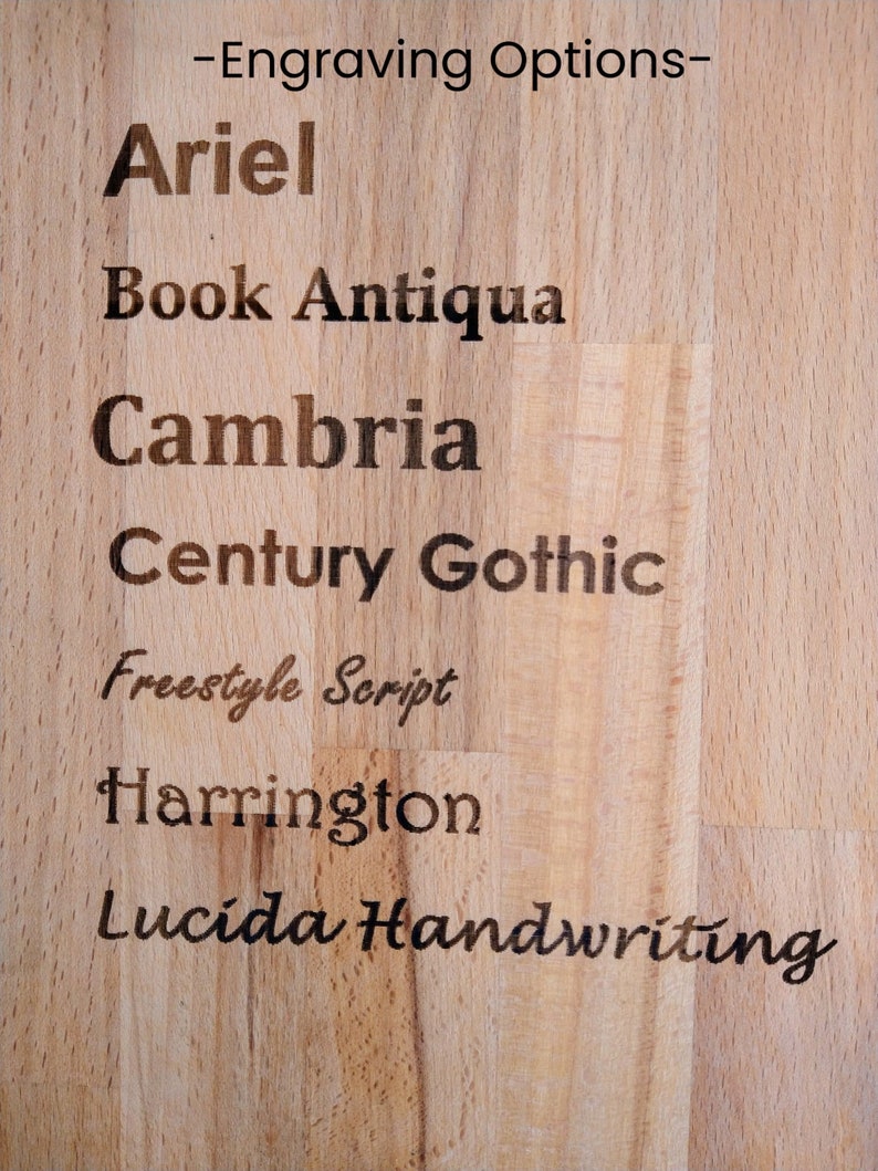 K&ouml;nnte beinhalten: Nahaufnahme einer Holzoberfl&auml;che mit einer Liste von Schriftarten f&uuml;r die Gravur. Die Optionen sind: Arial, Book Antiqua, Cambria, Century Gothic, Freestyle Script, Harrington und Lucida Handwriting.