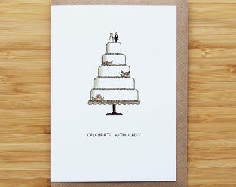 Pode incluir: Um cartão branco com borda marrom apresenta uma ilustração desenhada à mão de um bolo de casamento de cinco andares. O bolo é decorado com detalhes florais e coberto com figuras de noivos. O texto "CELEBRATE WITH CAKE!" está abaixo do bolo.