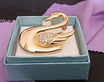 Vintage gold tone swan brooch with swarovski crystals. Fast, free shipping to U.S.A.