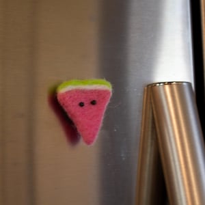 Needle Felted Watermelon Magnet – Handmade Wool Fruit Decor – Cute Summer Fridge Magnet – Felt Food Gift – Picnic Kitchen Accent
