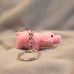 Needle Felted Pig Keychain – Handmade Pink Wool Bag Charm – Cute Farm Animal Gift – Felt Pig Purse Clip – Animal Lover Accessory