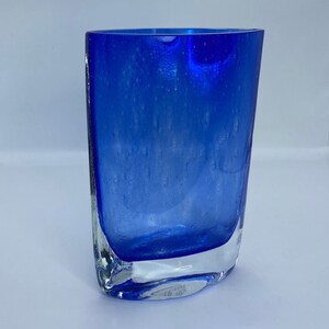 Vintage-Vase aus kobaltblauem Krosno-Kunstglas mit kontrolliertem Blasenmuster. Hergestellt in Polen. Bild 1