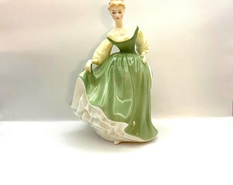 Royal Doulton Fragrance HN2334 Lady Figurine Peggy Davis Classic