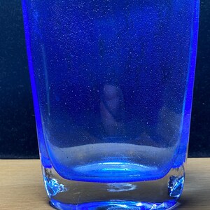 Vintage-Vase aus kobaltblauem Krosno-Kunstglas mit kontrolliertem Blasenmuster. Hergestellt in Polen. Bild 12