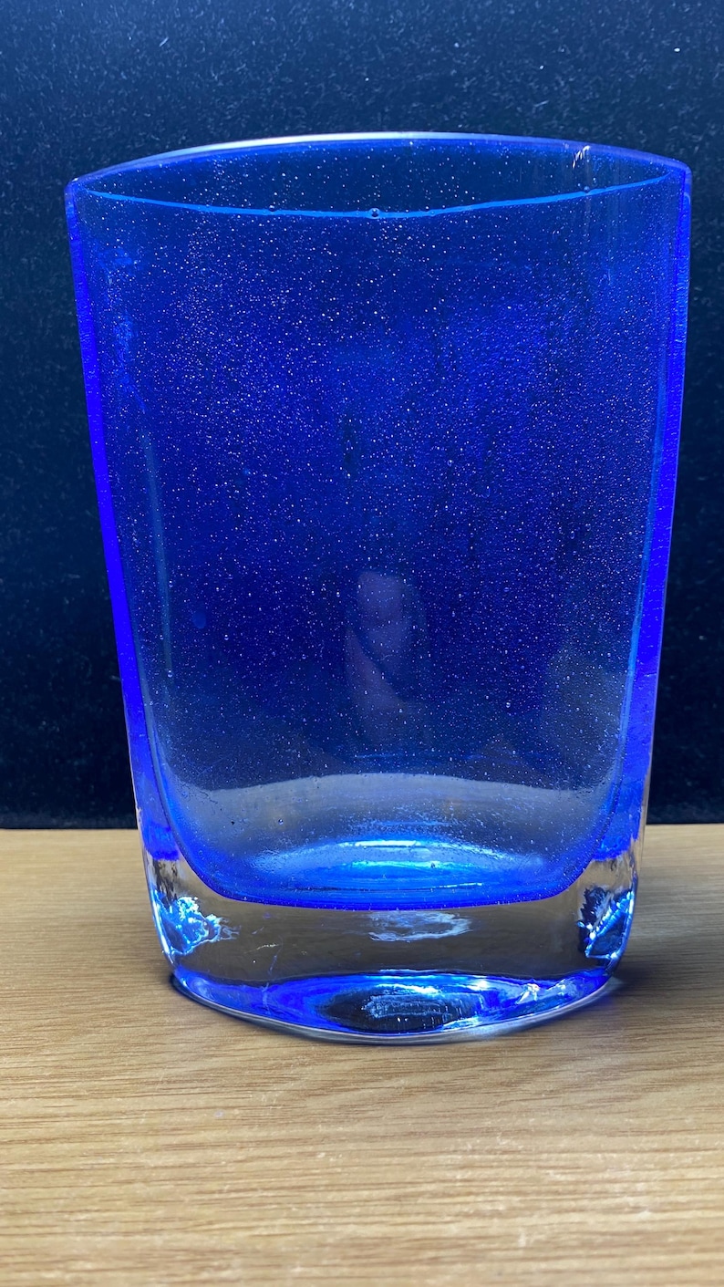 Vintage-Vase aus kobaltblauem Krosno-Kunstglas mit kontrolliertem Blasenmuster. Hergestellt in Polen. Bild 12
