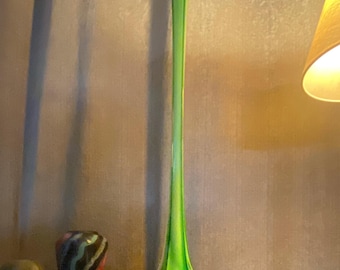 Jarrón de cristal estirado estilo Murano verde de mediados de siglo de 30 cm