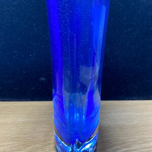 Vintage-Vase aus kobaltblauem Krosno-Kunstglas mit kontrolliertem Blasenmuster. Hergestellt in Polen. Bild 11