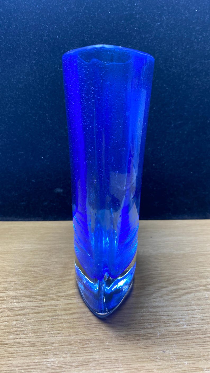 Vintage-Vase aus kobaltblauem Krosno-Kunstglas mit kontrolliertem Blasenmuster. Hergestellt in Polen. Bild 11