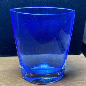 Vintage-Vase aus kobaltblauem Krosno-Kunstglas mit kontrolliertem Blasenmuster. Hergestellt in Polen. Bild 10