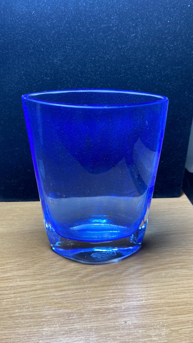 Vintage-Vase aus kobaltblauem Krosno-Kunstglas mit kontrolliertem Blasenmuster. Hergestellt in Polen. Bild 10