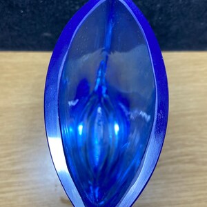 Vintage-Vase aus kobaltblauem Krosno-Kunstglas mit kontrolliertem Blasenmuster. Hergestellt in Polen. Bild 13