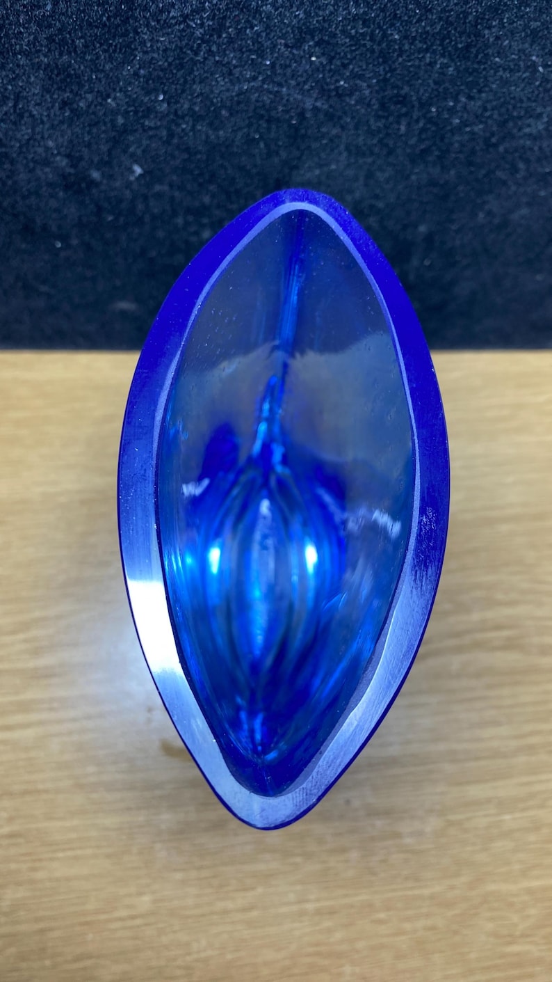 Vintage-Vase aus kobaltblauem Krosno-Kunstglas mit kontrolliertem Blasenmuster. Hergestellt in Polen. Bild 13
