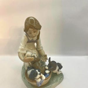 リヤドロ　犬の陶器置物 バスケット入り リヤドロ バスケットの中の犬 #1128 - Etsy 日本