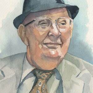 Puede incluir: Retrato en acuarela de una persona sonriente con un sombrero fedora gris oscuro, gafas con montura transparente y una corbata estampada. La persona lleva una chaqueta de traje gris claro. La obra est&aacute; firmada en la esquina inferior derecha.