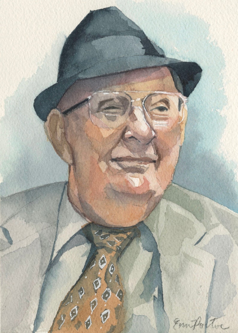 Puede incluir: Retrato en acuarela de una persona sonriente con un sombrero fedora gris oscuro, gafas con montura transparente y una corbata estampada. La persona lleva una chaqueta de traje gris claro. La obra est&aacute; firmada en la esquina inferior derecha.