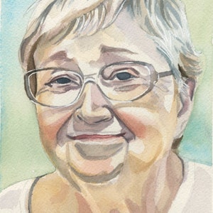 Puede incluir: Retrato en acuarela de una persona con pelo corto y gris y gafas. La persona sonr&iacute;e ligeramente, con tez clara y camisa blanca. El fondo es una suave mezcla de azul y verde.
